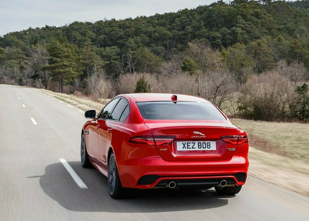 Jaguar xe красный