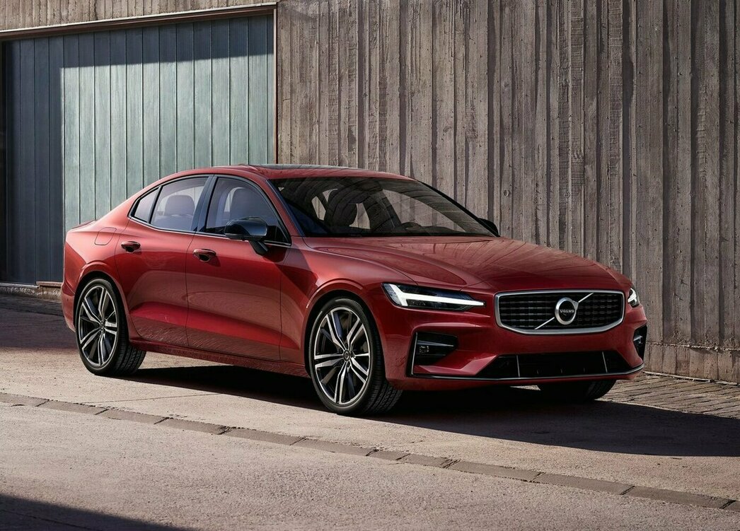 На фото Volvo S60 2019 модельного года