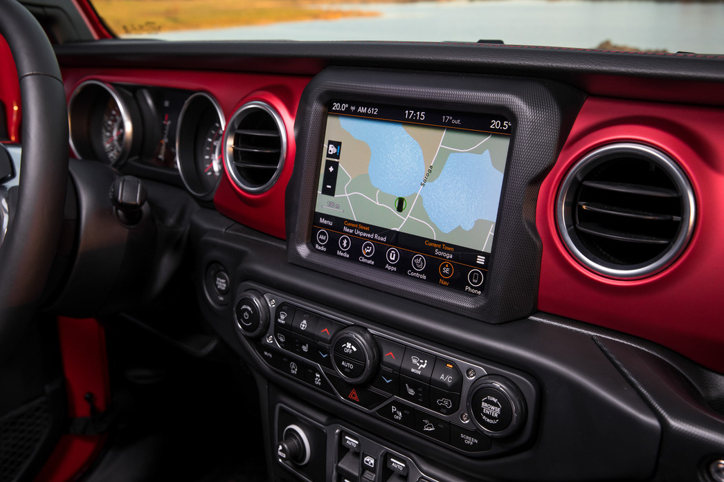 В целом, всякие кнопочки и пимпочки расположены вполне эргономично. Но вот к чему так и не смог привыкнуть за день пребывания за рулем Jeep Wrangler, так это к стеклоподъемникам, кнопки которых получили прописку не в дверных ручках, а на центральной консоли. Ну а как иначе, ведь крыша, лобовое стекло и двери на «Вранглере» – съемные.