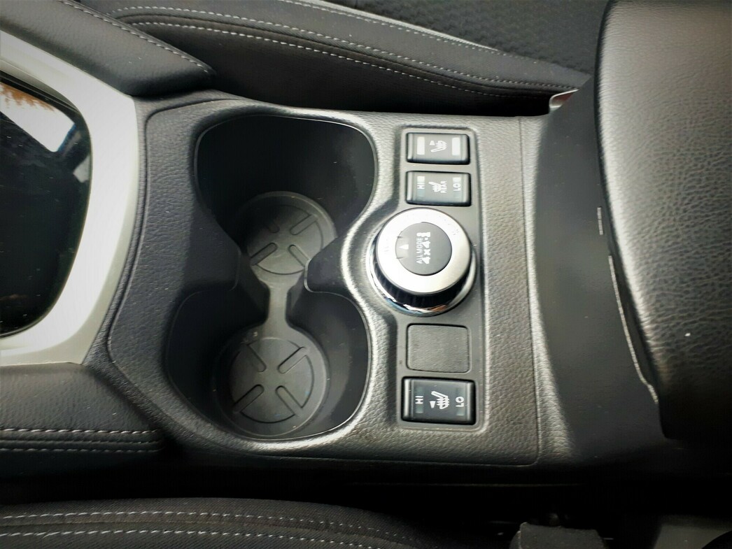 Кнопка обогрева заднего дивана (опция) расположена спереди. Электромагнитную муфту можно заблокировать на скоростях до 40 км/ч.