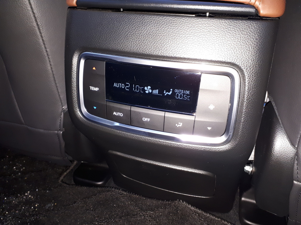 У задних пассажиров есть свой блок климат-контроля