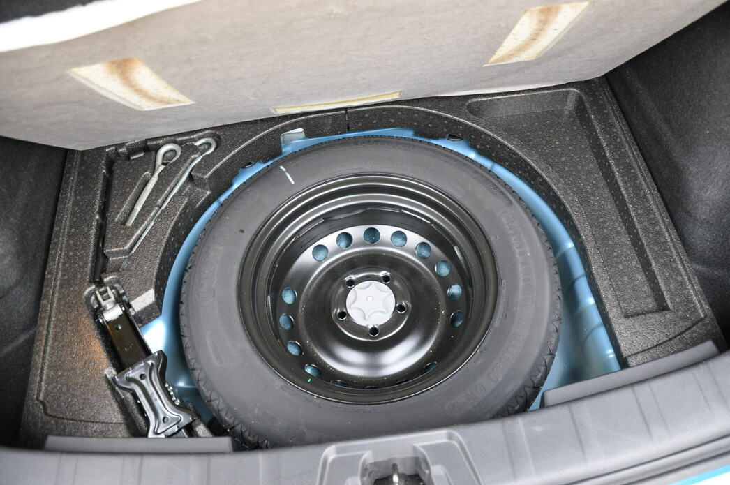 При покупке кроссовера можно выбирать между «докаткой» и полноразмерным запасным колесом. В случае с «докаткой» багажник прибавит 49 л полезного объема