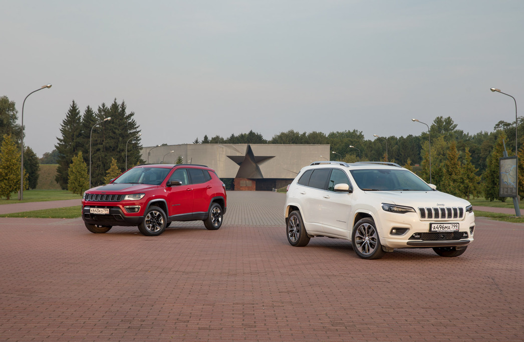 Cherokee и Compass многие ошибочно считают одноклассниками. Однако при внешней схожести – это совершенно разные автомобили. Объединяет их одно: отменная надежность и незаурядная проходимость.