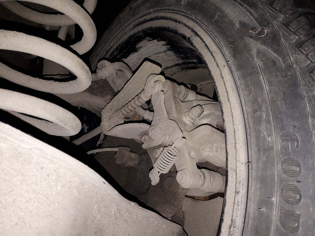 «Ручник» обычный, механический, без каких-либо революций.