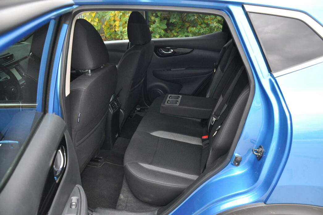 Сзади довольно просторно, а у пассажиров есть свои дефлекторы вентиляции. Смутил лишь профиль дивана. В районе поясницы хорошо бы добавить подпор, а материал обивки сделать мягче.