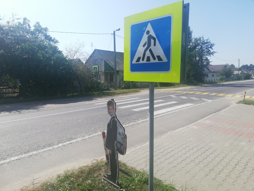 На пешеходных переходах рядом со школами стоят вот такие «дурилки картонные». Поразило, что ни один из этих муляжей не страдает от рук вандалов.