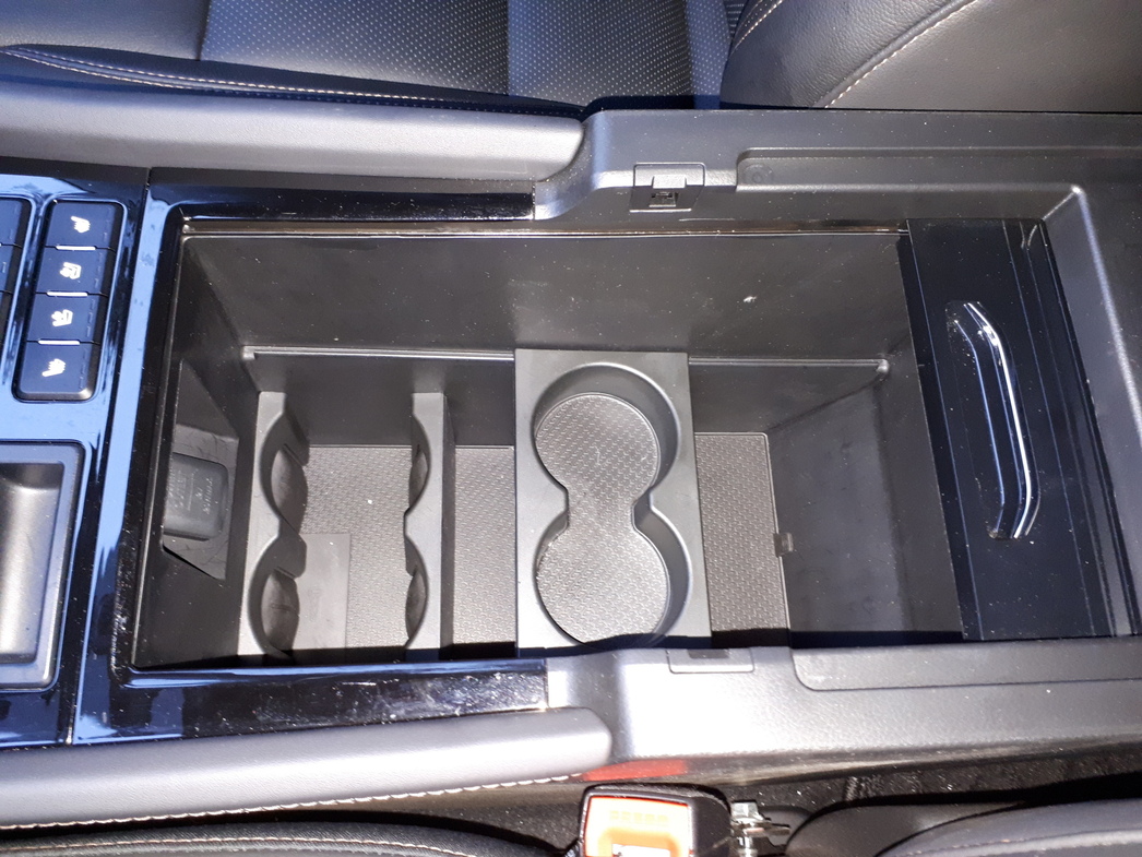 Бокс, между передними сиденьями очень глубокий. Тут есть подстаканники и держатели для бутылок.