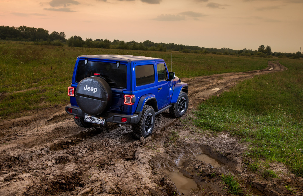 Грязь – родная стихия для легендарного Jeep Wrangler. В зависимости от выбранной комплектации, вы получите два варианта подключаемого полного привода, дифференциал с электроприводом блокировки всех мостов, дифференциал повышенного трения и электропривод отключения стабилизатора поперечной устойчивости. У бездорожья просто не шансов.