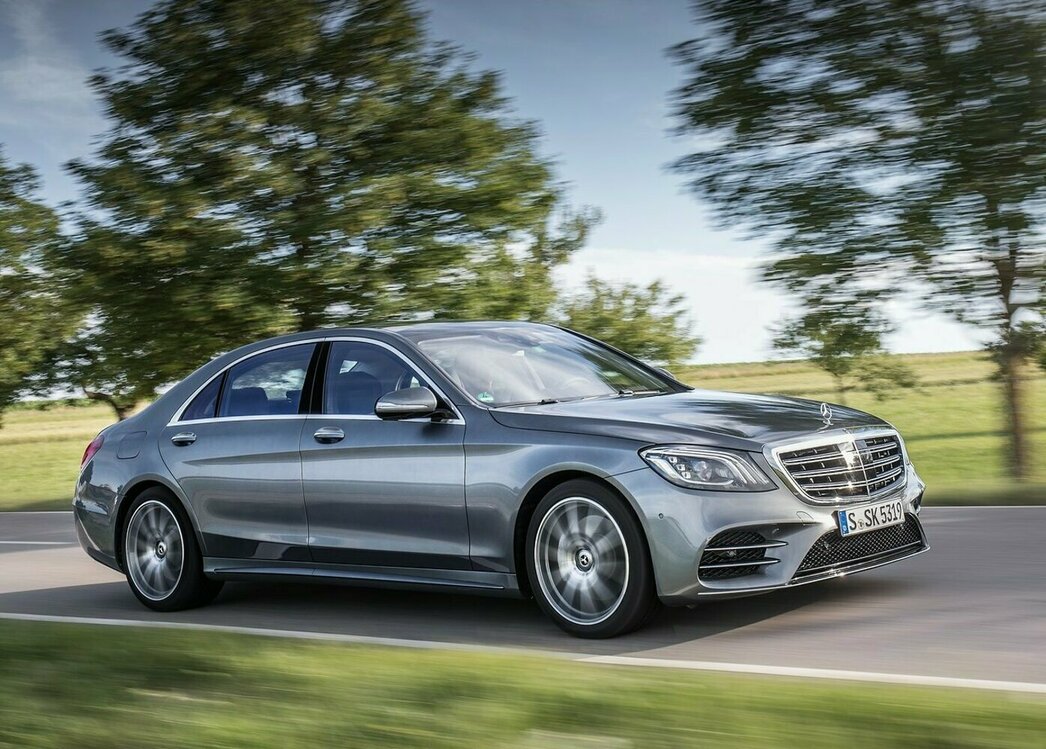 На фото седан Mercedes-Benz S-Klasse 2018 модельного года