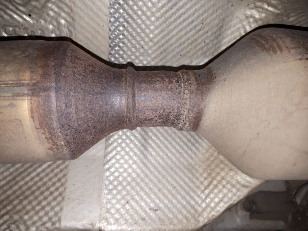 Ржавчина уже поселилась на сварных швах системы выпуска.