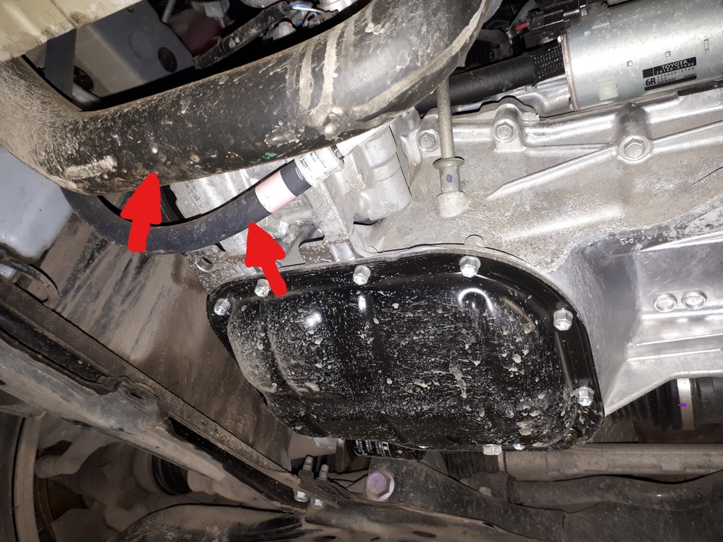 Наскочив на бордюр или камень, можно повредить резиновый патрубок системы охлаждения и свернуть трубку системы кондиционирования.