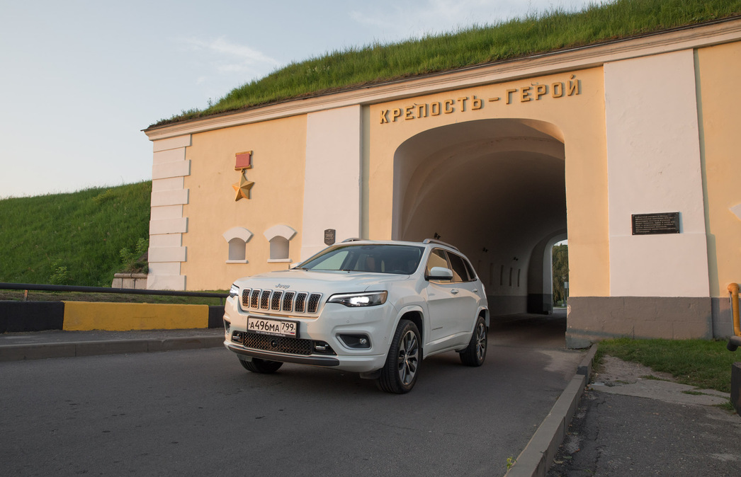 «Черокез» выглядит очень презентабельно. Конечно, нет в нем былой брутальности, но это по-прежнему мужской автомобиль. Кстати, в этом году Cherokee отмечает свой 45-летний юбилей.