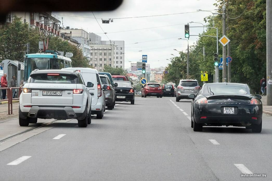 Перестроение машины. Машина перестраивается. Перестроиться на авто. Перестроение фото. Перестроение на проезжей части.