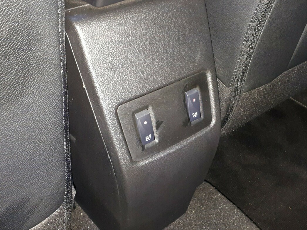 В дорогих комплектациях Arkana хвастает подогревом заднего дивана.