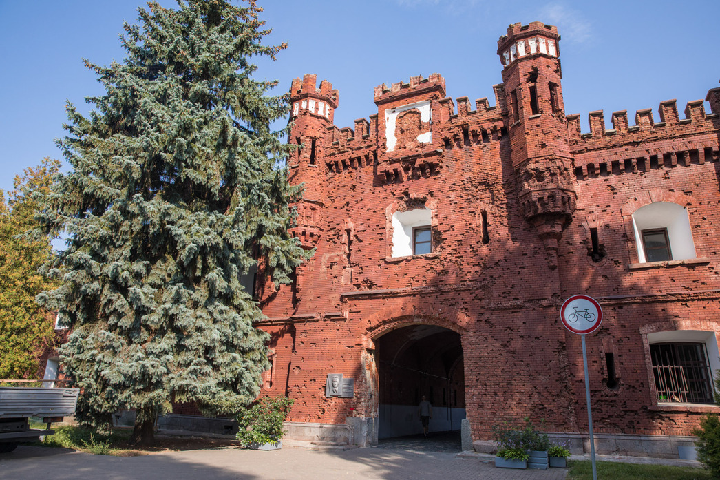 Одни из ворот крепости. Стены испещрены следами от осколков и пуль, и когда стоишь рядом – мороз по коже. Страшно даже представить, каково было людям, первыми принявшими на себя удар войны.