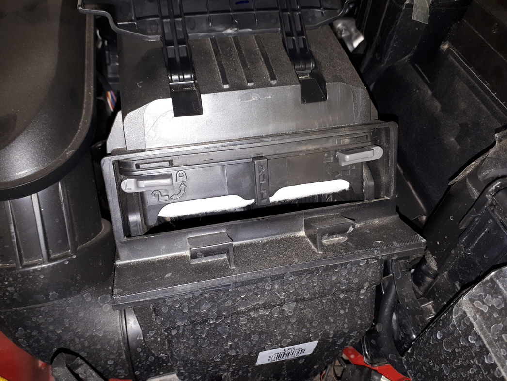 Воздушный фильтр крепится с помощью фиксаторов