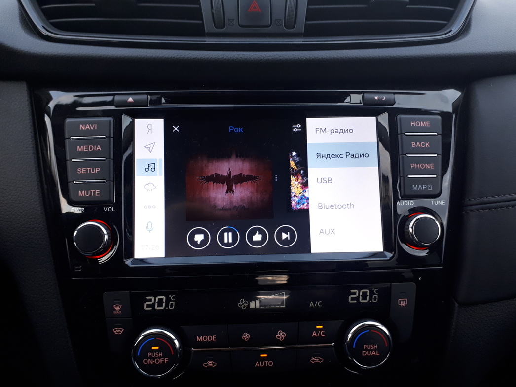 Мультимедиа управляют как физическими клавишами, так и кнопками на сенсорном экране.