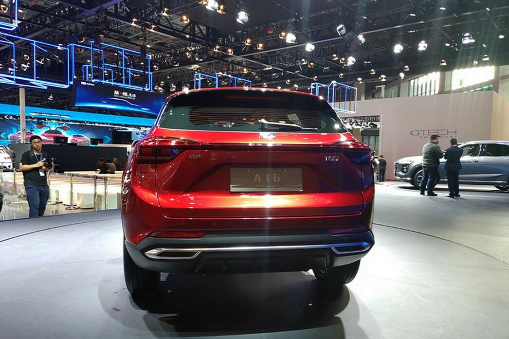 На фото Zotye TS5