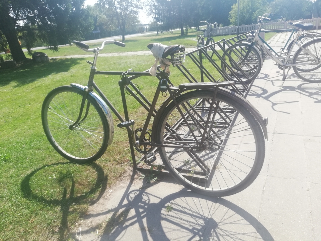 Живут люди небогато. Судить можно как по автопарку страны (даже в Минске встретить приличную свежую иномарку – большая редкость), так и по ржавым советским велосипедам, припаркованным возле продуктовых магазинов.