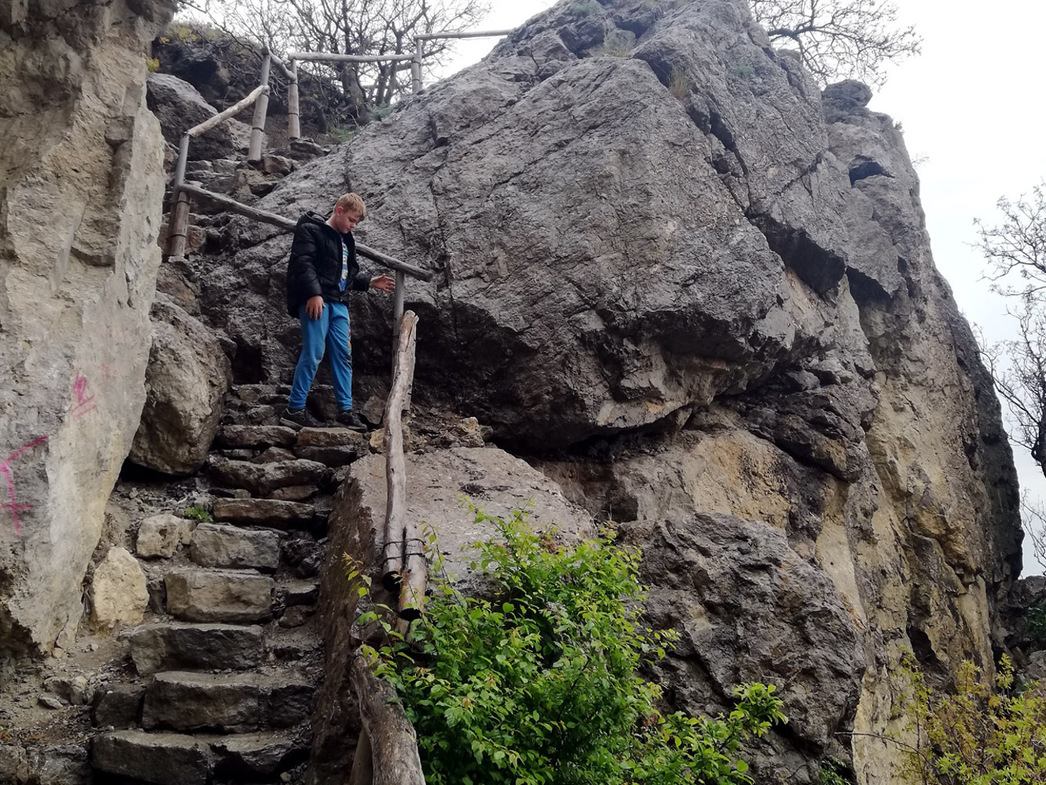 В конце тропы стоят скамейки. На одной из таких лавочек последний русский Император, продигустировав шампанское из местных погребов, увидел жизнь в новом свете.
