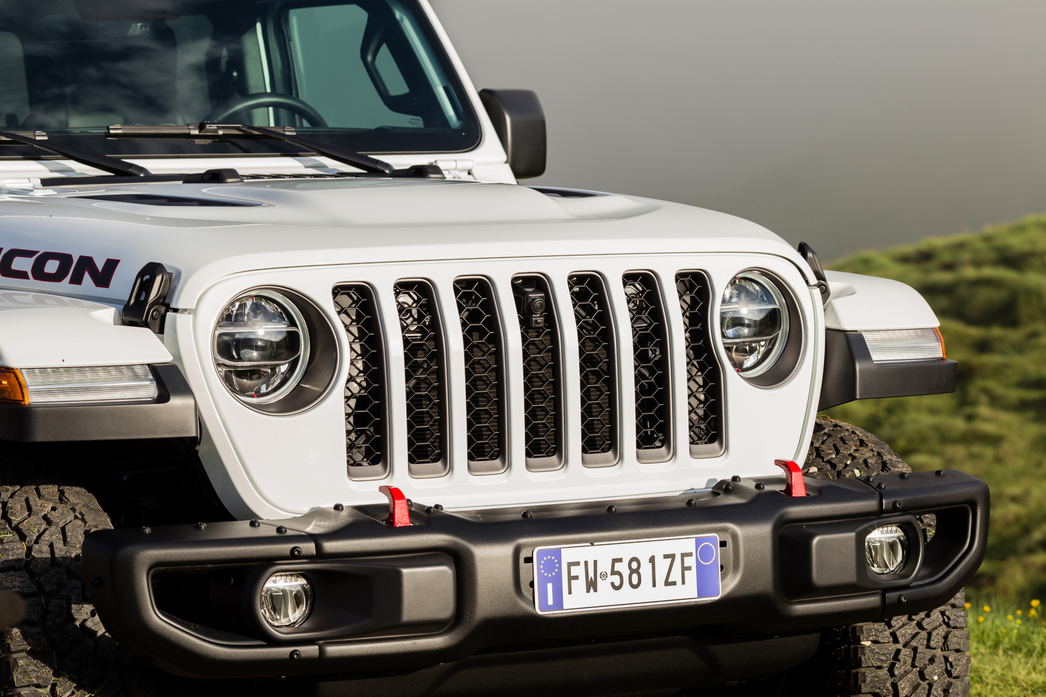 В базовом оснащении "Гладиатор" поставляется на 18-дюймовых алюминиевых дисках. Однако колесные арки позволяют "переобуть" авто в "обувь" большей размерности.