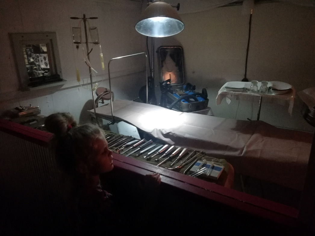 Крошечная операционная - обязательный атрибут любого бомбоубежища.