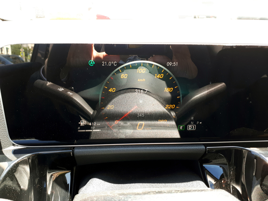 Графическая панель приборов сильно бликует на солнце