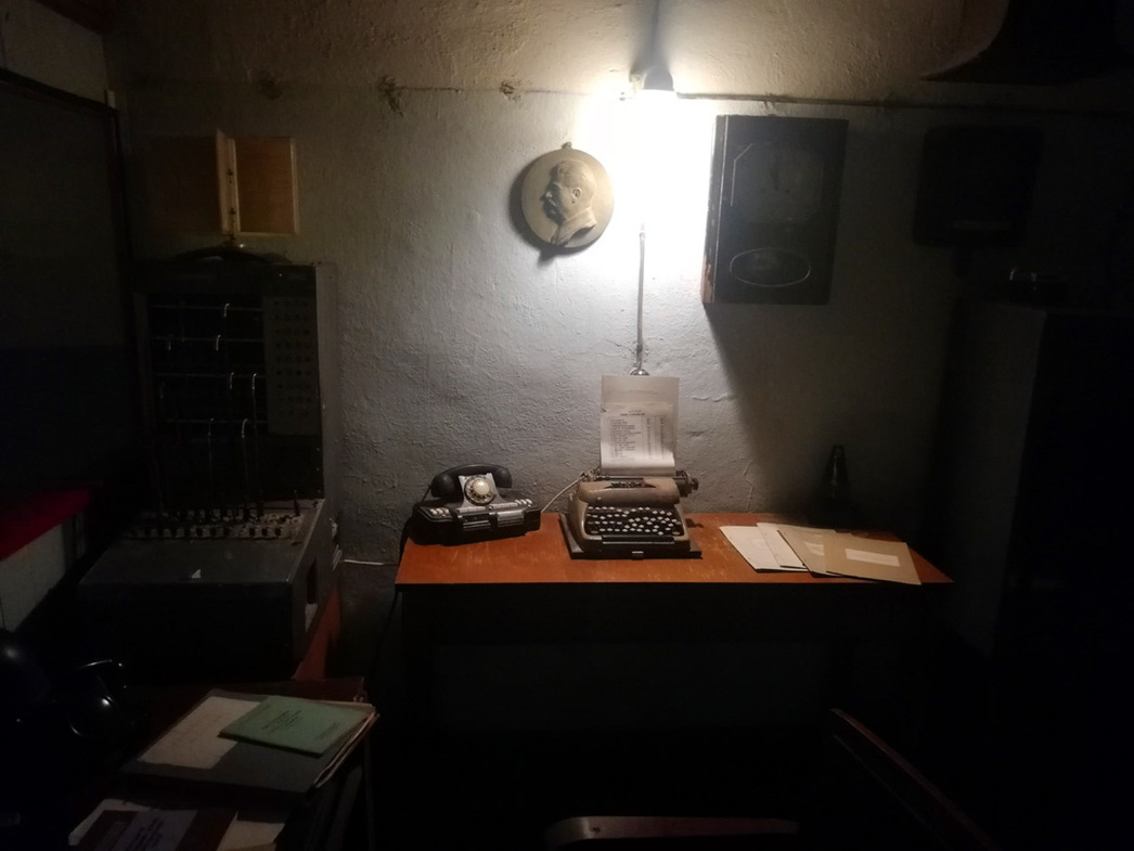 Телефон с вертушкой, печатная машинка - это то, что наверняка будет работать, даже после ядерного взрыва. Не то что всякие там смартфоны и компьютеры.