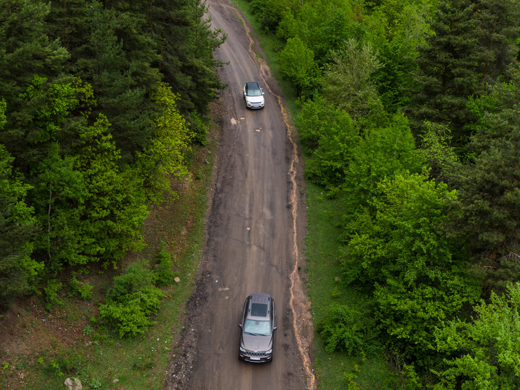 Вид на Jeep-сафари с высоты птичьего полета.