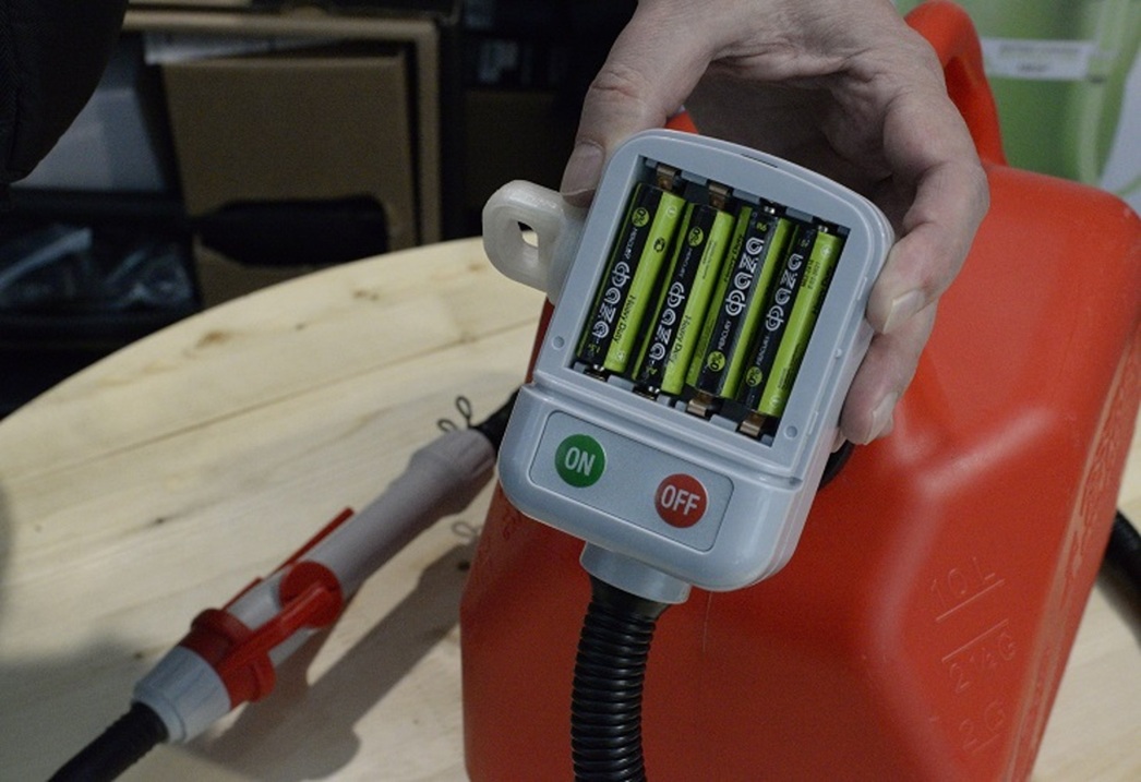 Практически все корейские мини-помпы питаются от обычных батареек.