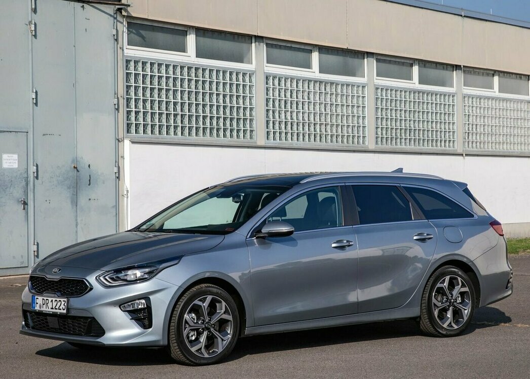 На фото KIA Ceed Sportswagon 2019 модельного года