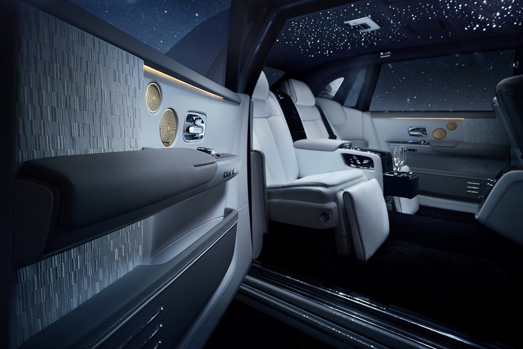 На фото Rolls-Royce Phantom Tranquillity