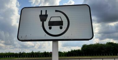 Бурный рост продаж электромобилей в России в 2024 году замедлится вдвое