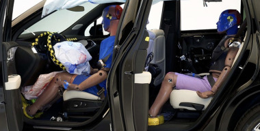 В каких кроссоверах крайне опасно ездить на втором ряду кресел