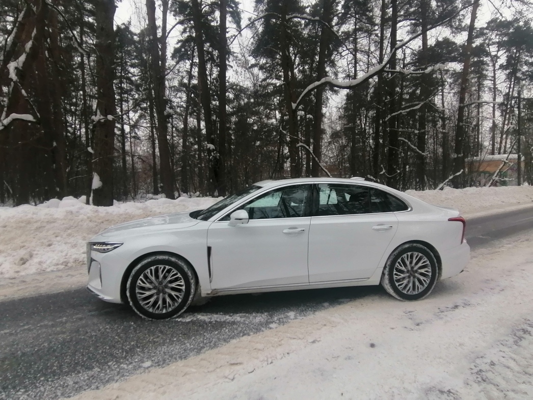 «Волга» 2.0: тест-драйв седана Hongqi H5