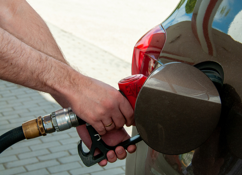 Изображение Как летом 2023-го: нефтяники вновь начали разгонять цены на бензин   