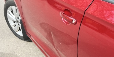 Самый простой способ бесплатно и быстро убрать мелкую вмятину на кузове машины