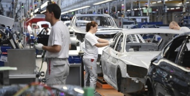 Российские автозаводы сокращают выпуск машин из-за резкого падения спроса