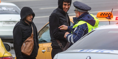 Обязан ли водитель при общении с гаишниками снимать головной убор и очки