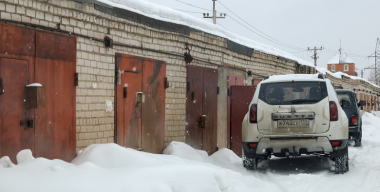 Зачем опытные автовладельцы вешают в гараже штору