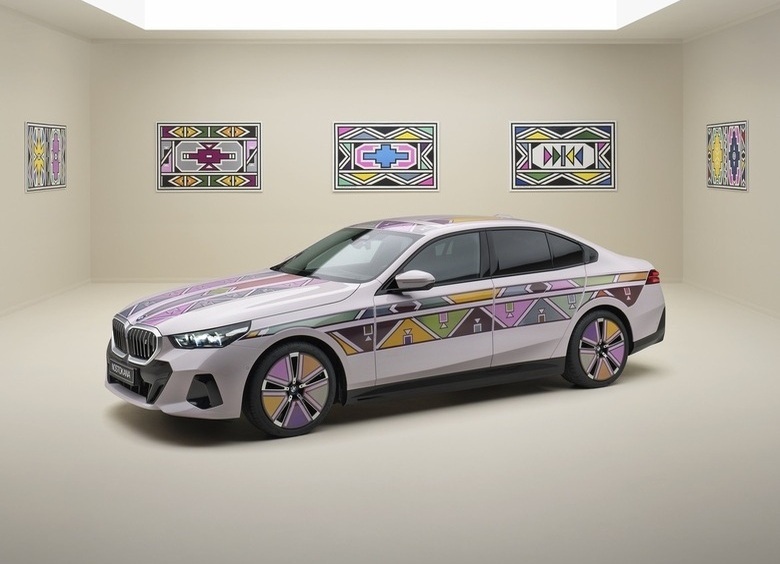 Изображение BMW выпустила седан с кузовом, меняющим цвет
