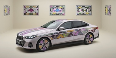 BMW выпустила седан с кузовом, меняющим цвет