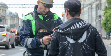 Для чего инспектор ДПС может попросить водителя широко открыть рот