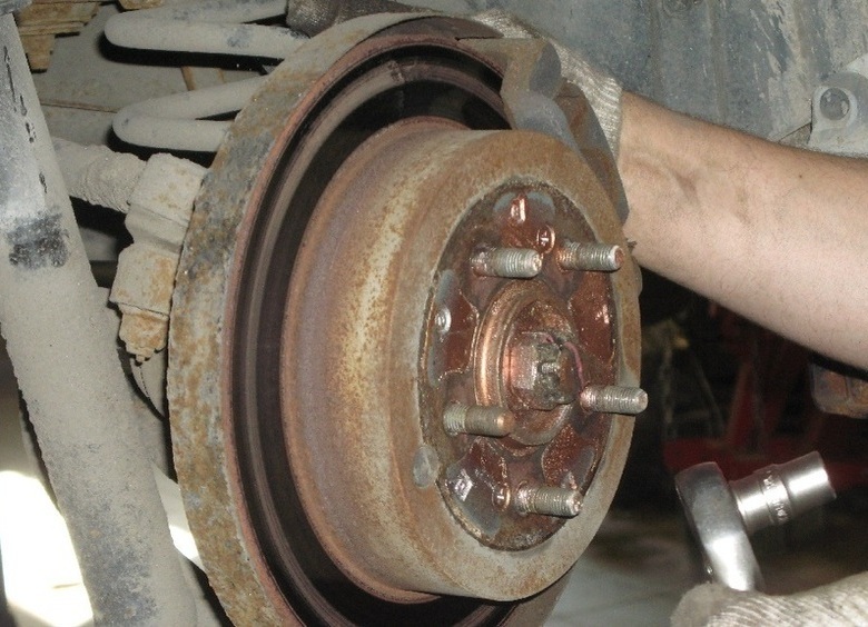 Как быть, если надо менять шины, а колесо не снимается со ступицы
