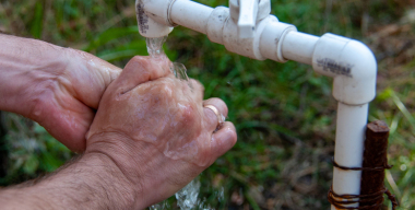 Можно ли заливать в бачок омывателя машины воду из дачной скважины
