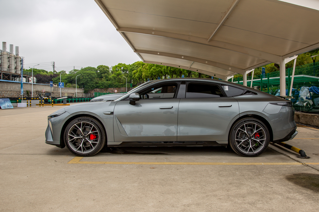 Китайский Porsche Panamera на батарейках: первое знакомство с Exlantix ES