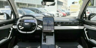 Китайцы показали салон обновленного кроссовера Geely Atlas