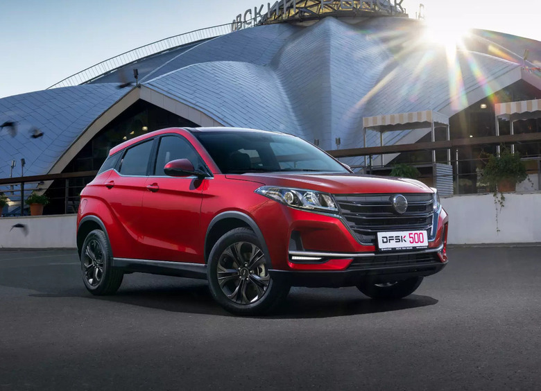 Dongfeng готовит к российской премьере кроссовер DFSK 500