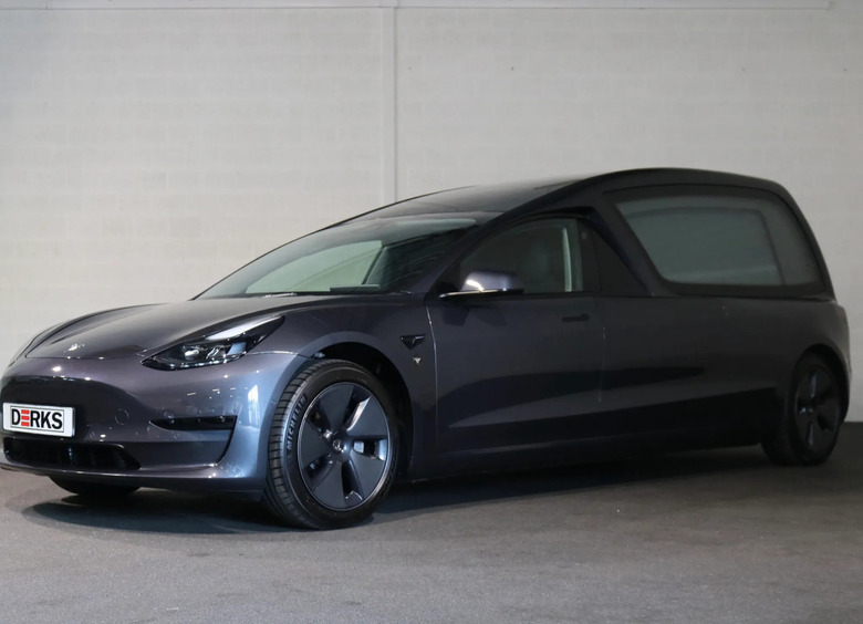 Изображение В России выставили на продажу катафалк Tesla Model 3