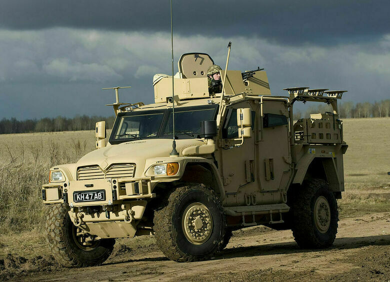 Изображение Псина паленая: на Украине сожгли британский броневик Husky TSV